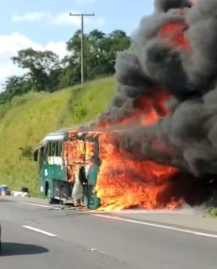 Ônibus pega fogo e provoca lentidão na Fernão Dias.