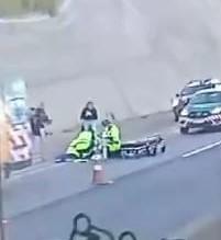 Queda de motocicleta deixa condutor ferido, em Atibaia