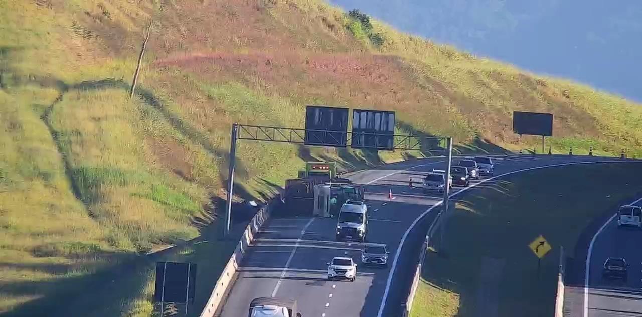 Carreta tomba e provoca lentidão na Carvalho Pinto, em Caçapava/SP