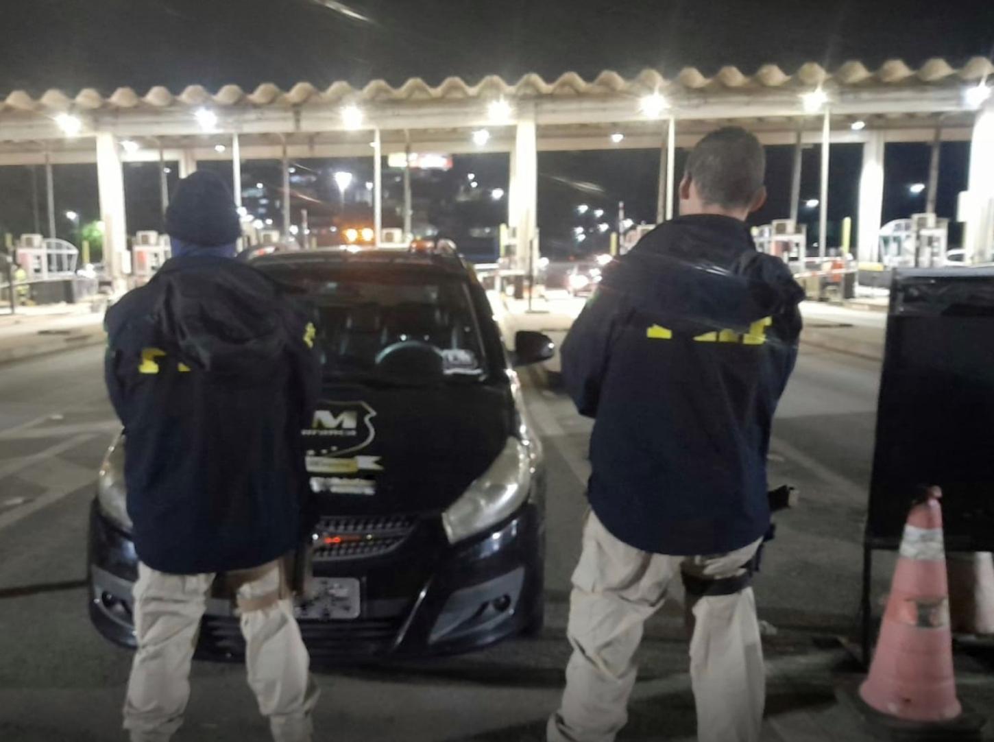 Carro com R$ 88 mil em dívidas e sinais de emergência improvisados é apreendido na Fernão Dias