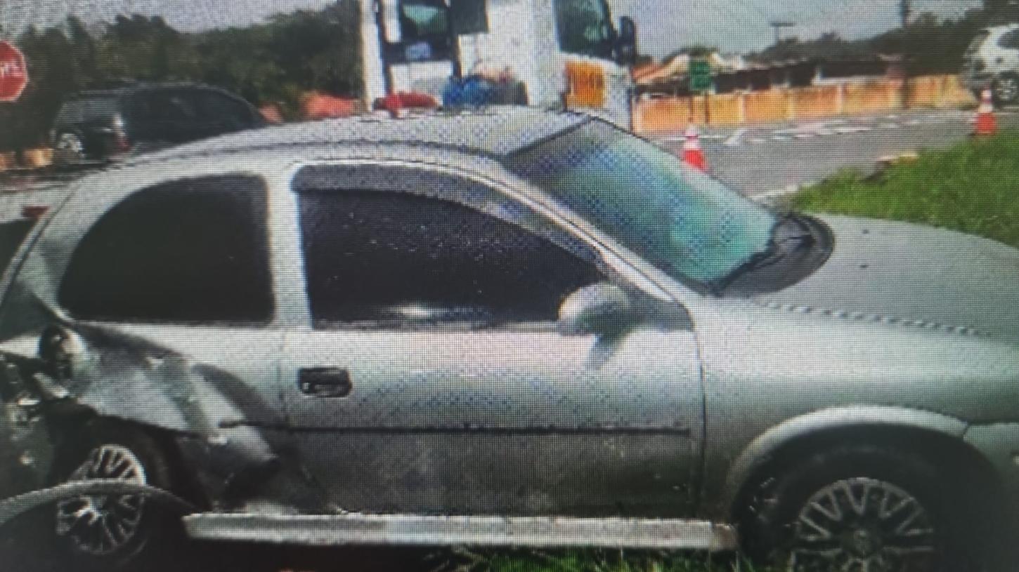 Colisão entre dois carros é registrado na Padre Manoel da Nóbrega, em Peruíbe/SP