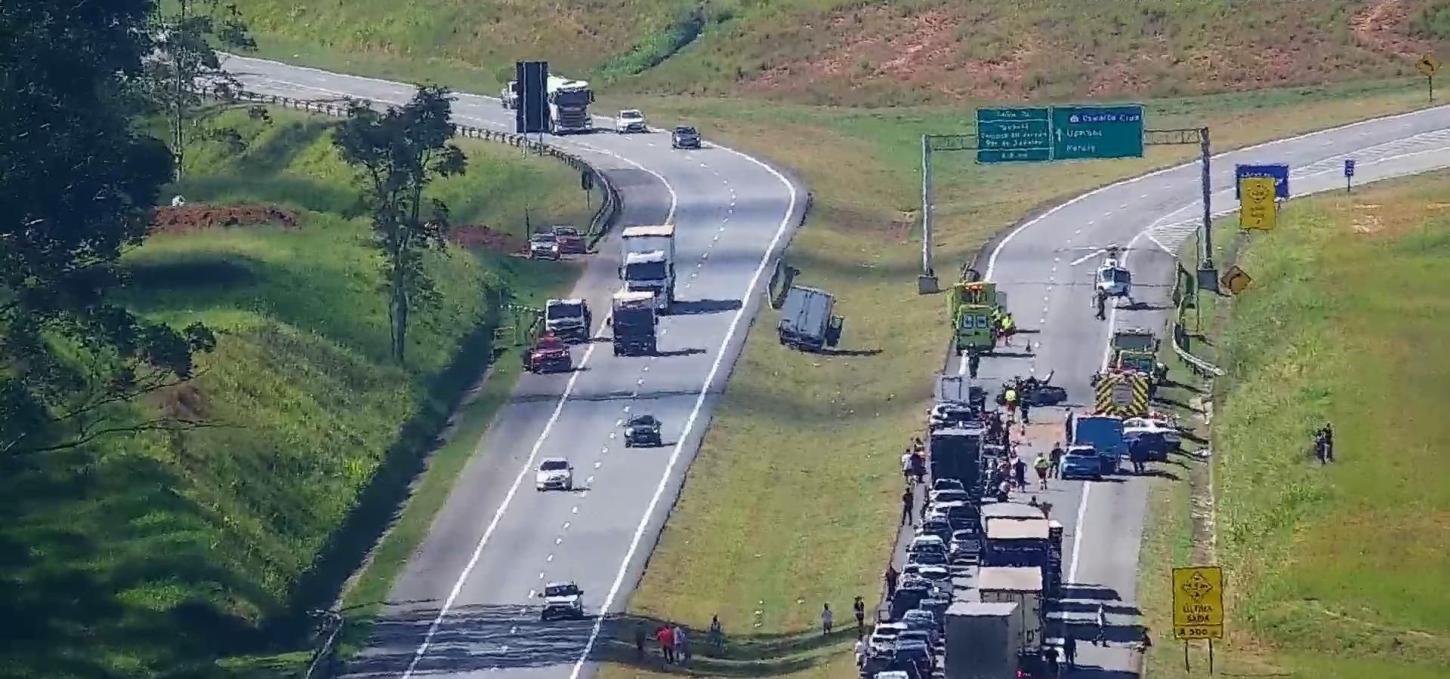 Colisão entre dois veículos provoca lentidão na Carvalho Pinto, em Caçapava