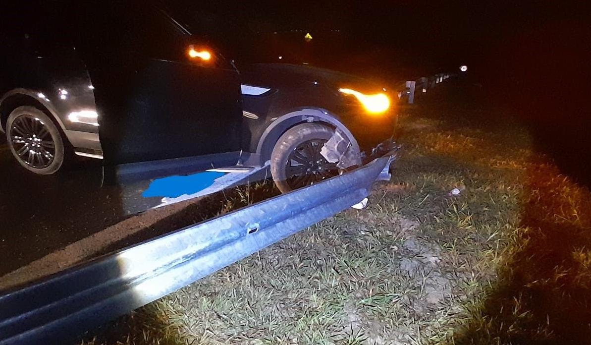 Acidente envolvendo um automóvel é registrado na Carvalho Pinto, em São José dos Campos