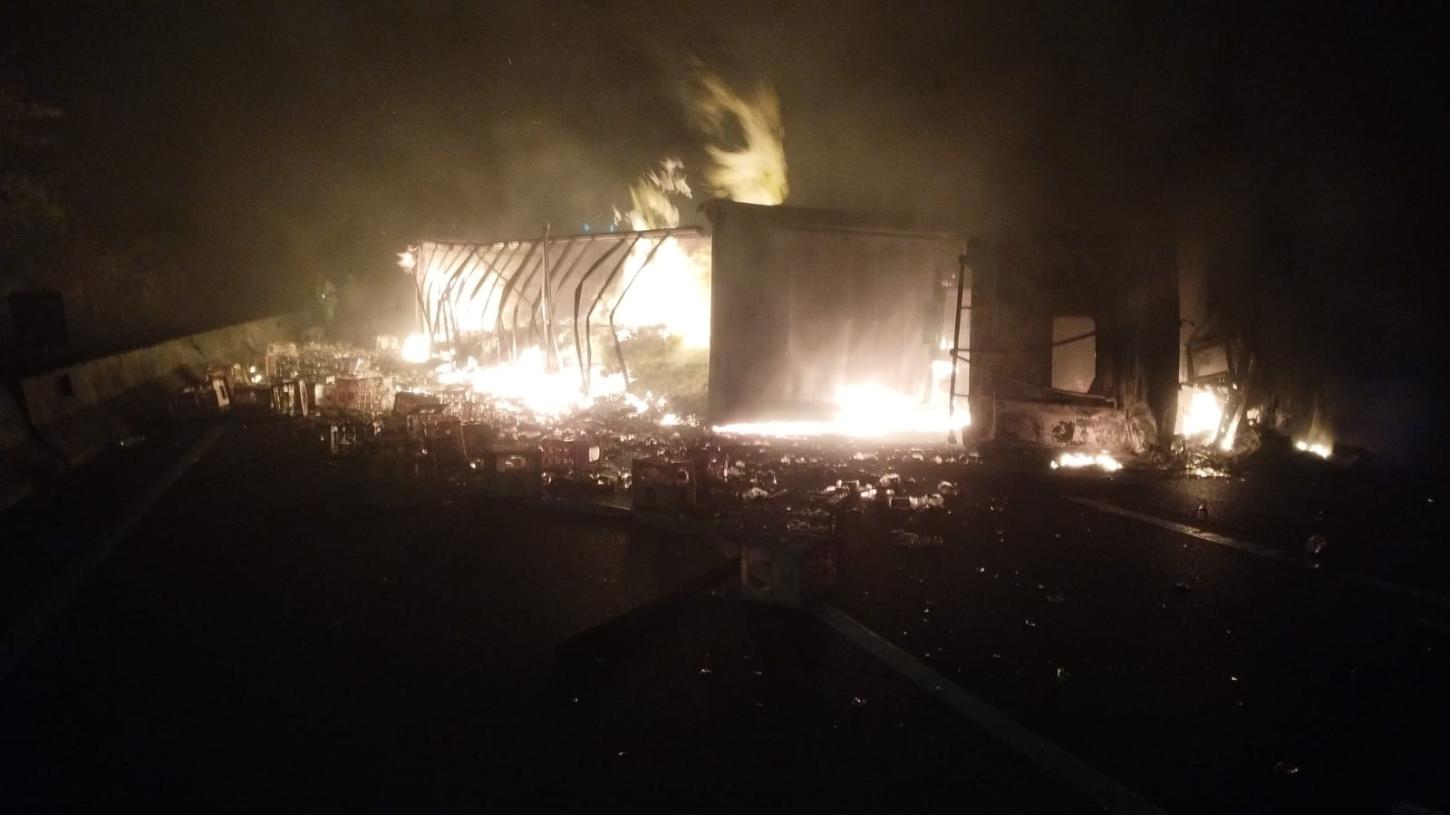 Carreta tomba e pega fogo na BR-116, em Cajati/SP