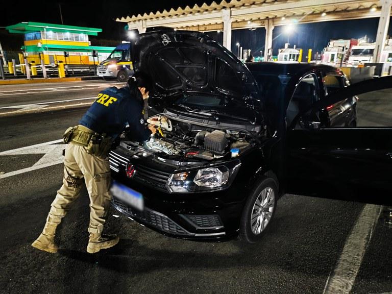 Carro roubado é recuperado pela PRF, na Régis Bittencourt