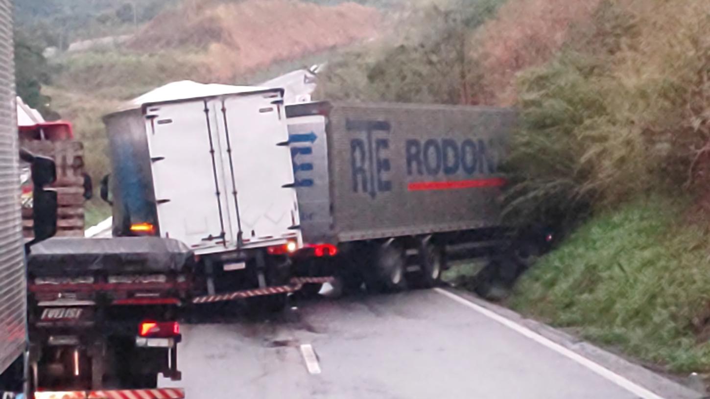 Colisão e capotamento são registrados em trecho da BR-116