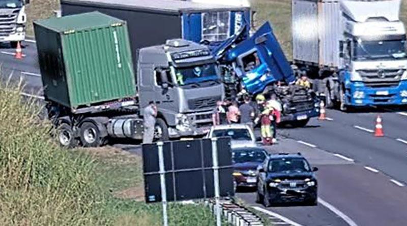 Colisão entre duas carretas e uma caminhonete provoca lentidão