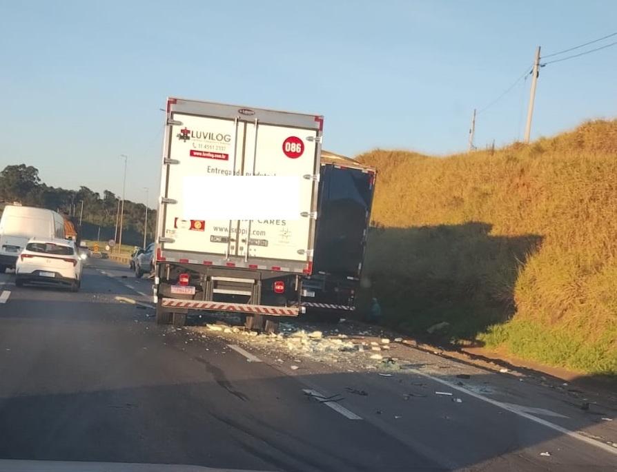 Engavetamento na Fernão Dias deixa um ferido e interdita faixa no sentido BH
