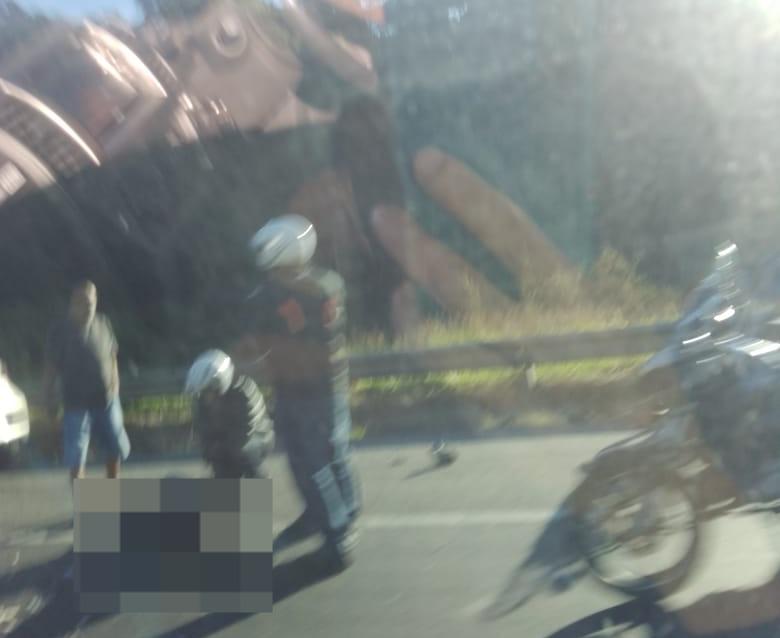Motociclista perde controle e colide com caminhão na Fernão Dias, em Mairiporã