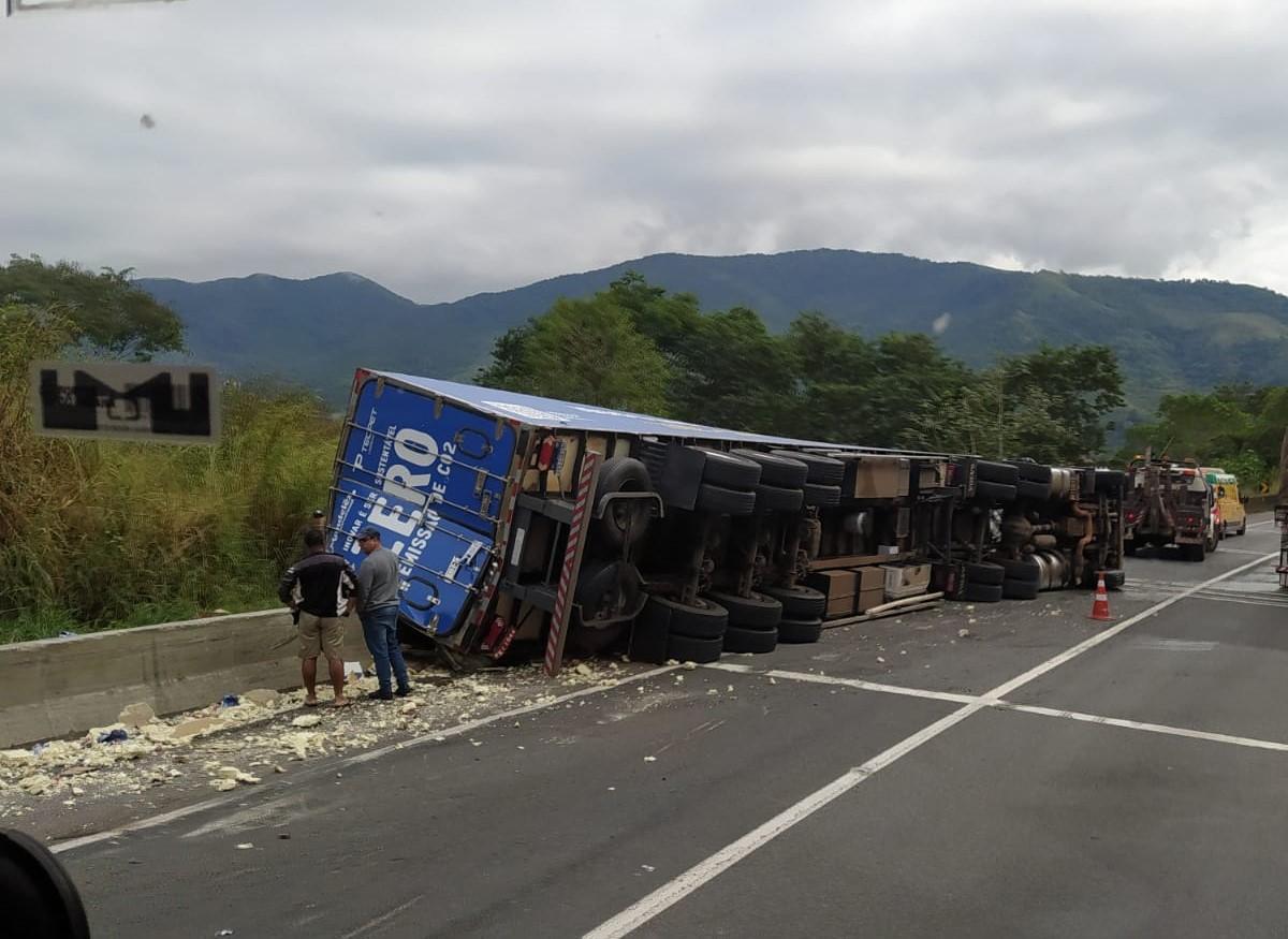 Tombamento de carreta na Régis Bittencourt provoca interdição de faixa
