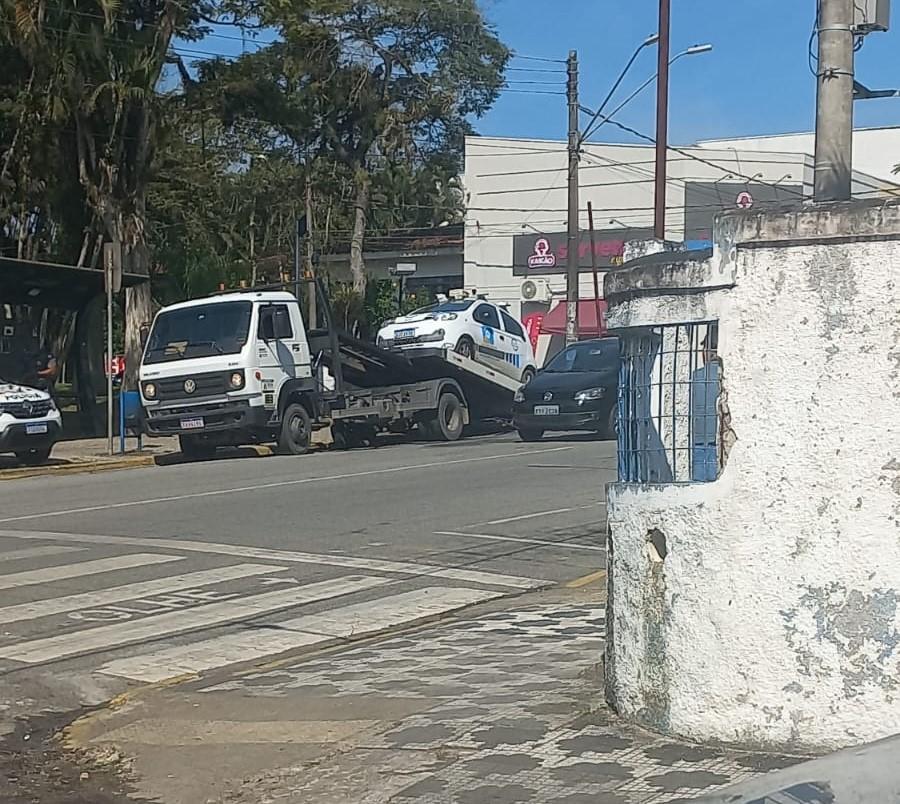 Automóvel terceirizado de fiscalização é multado e apreendido, em Registro