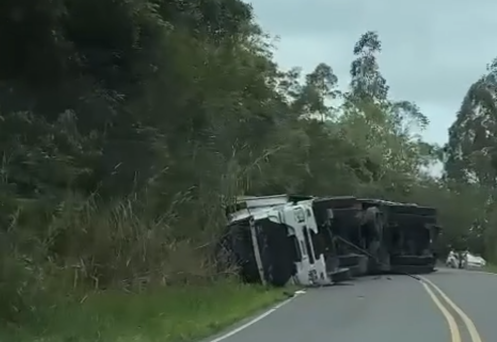 Caminhão tomba em rodovia municipal de Eldorado, SP