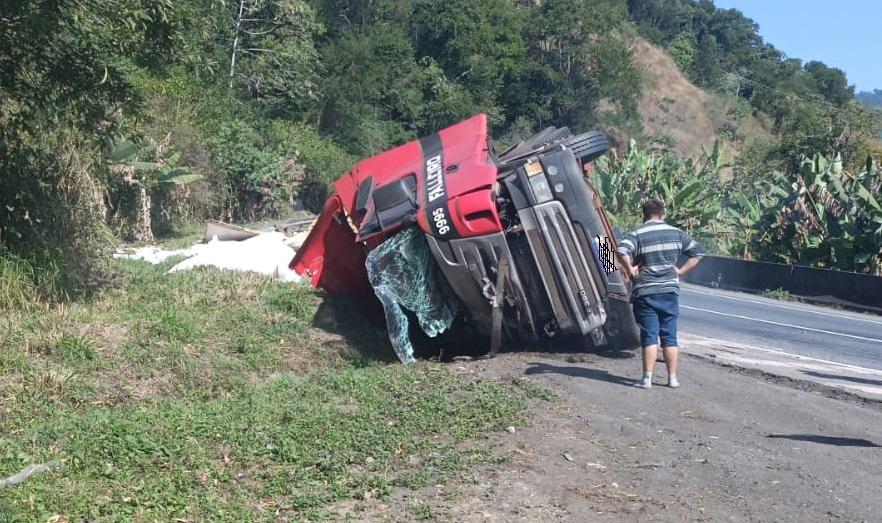 Carreta com adubo tomba em trecho da BR-116