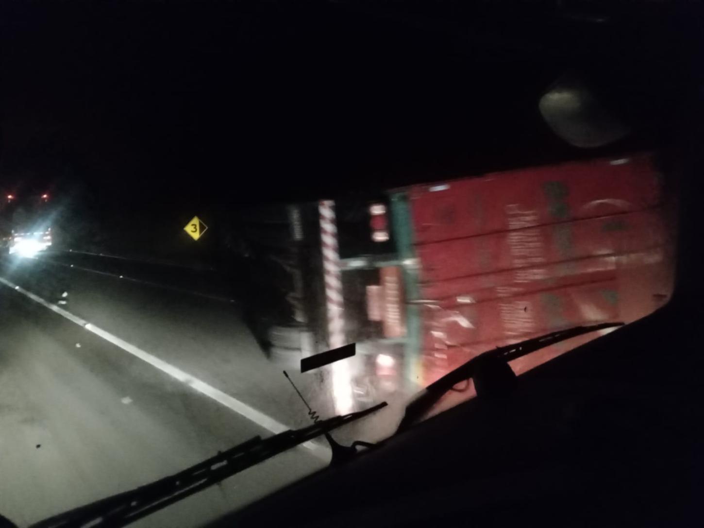Carreta com detergente tomba na BR-116, em Barra do Turvo/SP