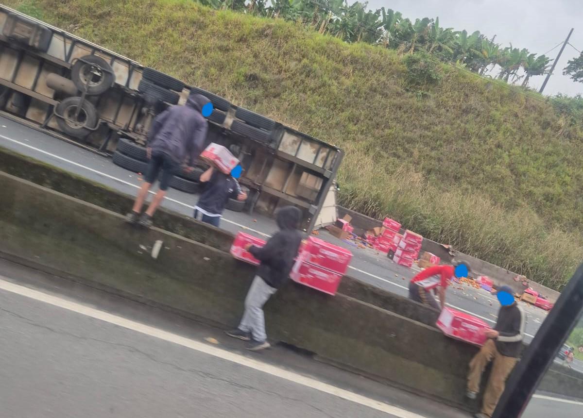 Carreta com maçã tomba e carga é saqueada na Régis Bittencourt, em Miracatu/SP