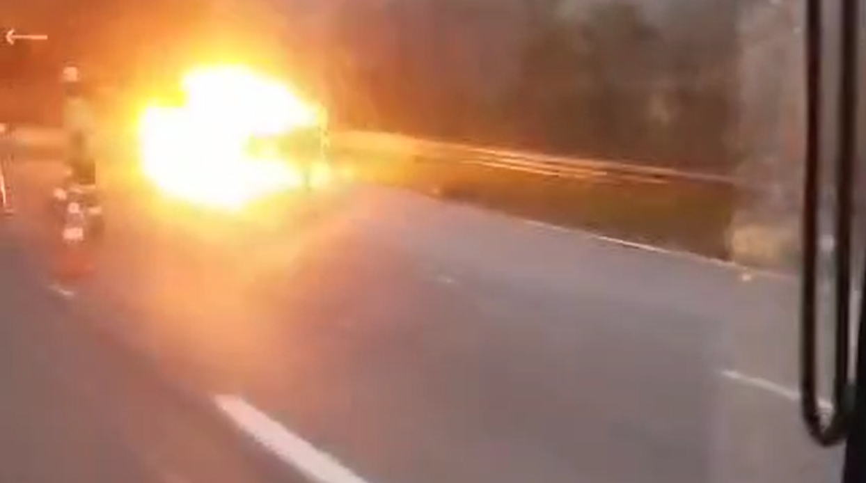 Incendio em automóvel na BR-116/SP causa interdição parcial