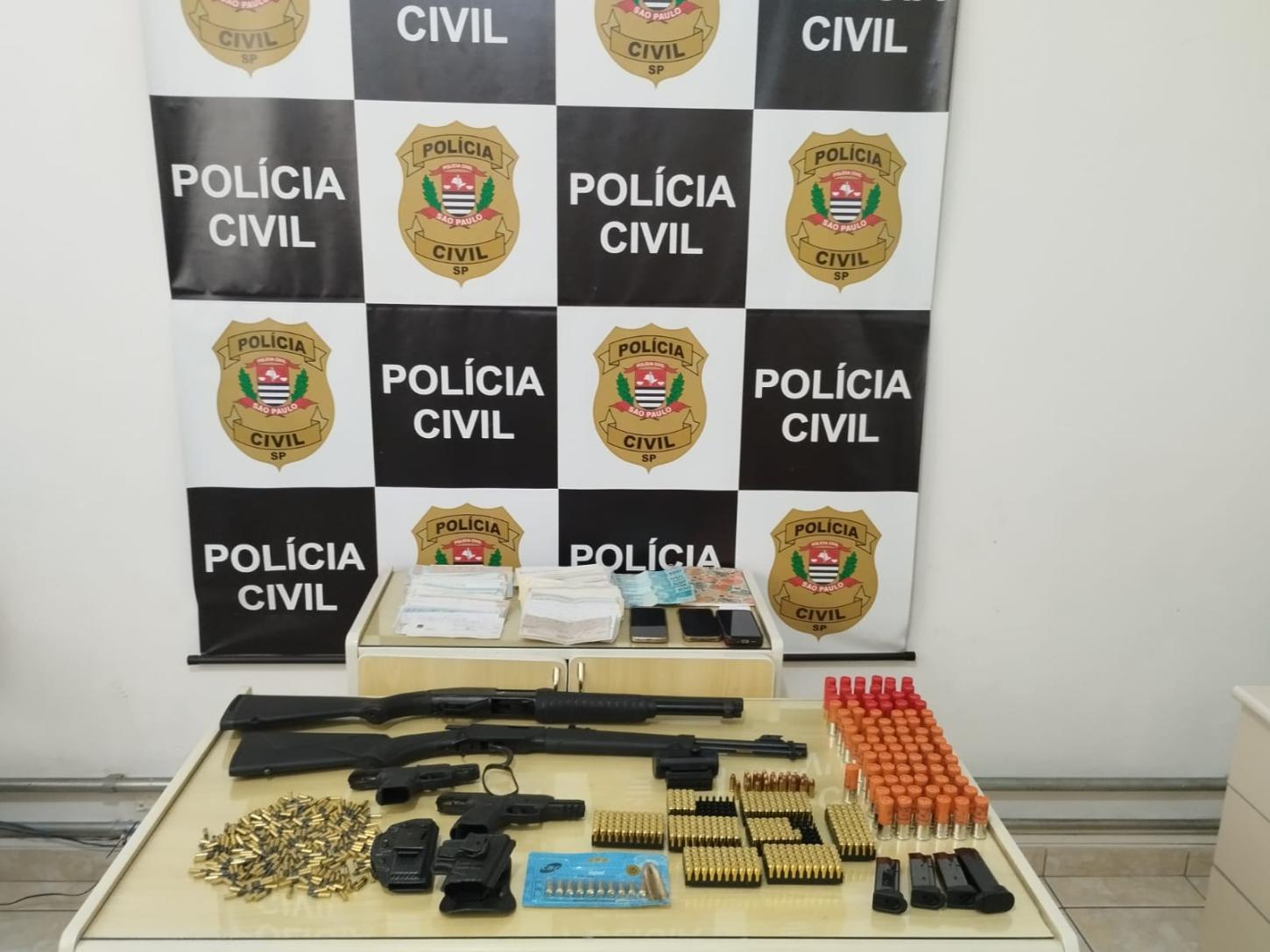 Polícia Civil apreende veículos e armas de fogo, durante cumprimento de mandados, em Registro