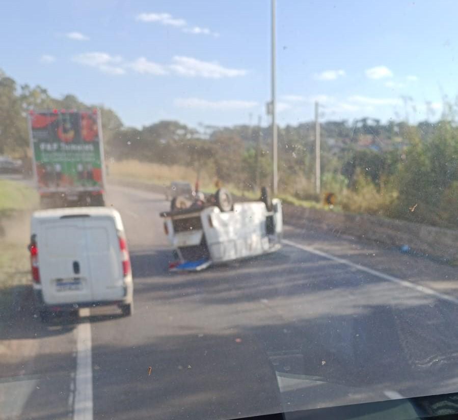 Capotamento de Kombi deixa um ferido, em Bragança Paulista/SP