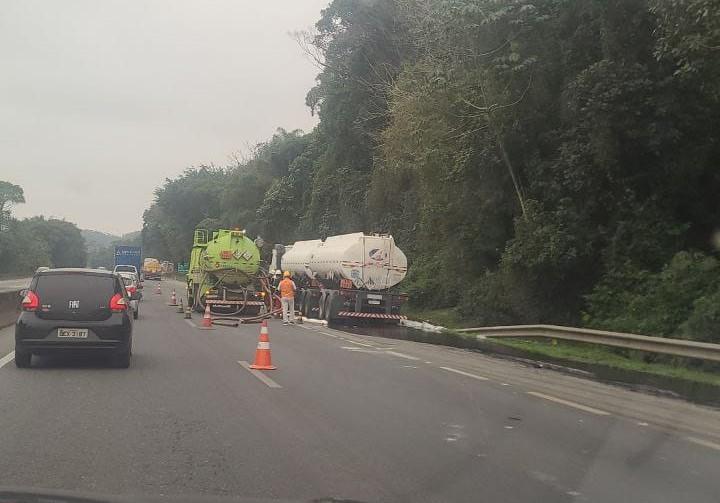 Acidente com carreta causa vazamento de combustível na BR-101 em Joinville