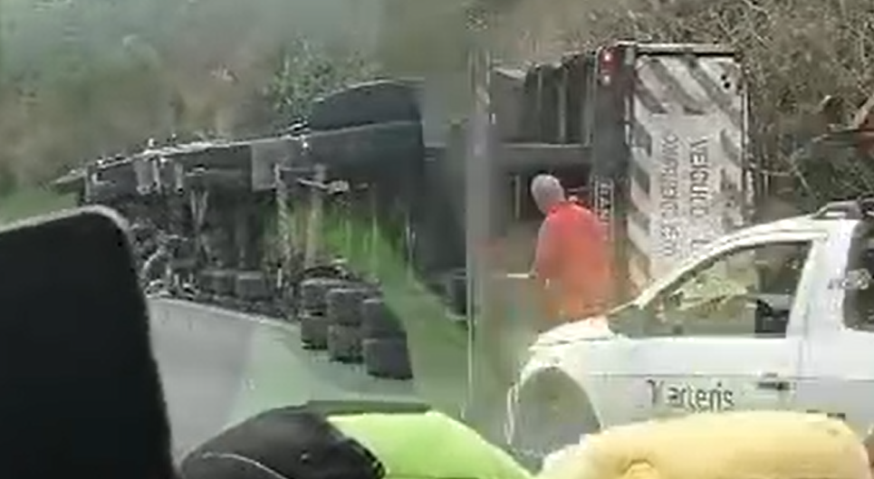 Acidente com carreta é registrado em trecho da Régis Bittencourt