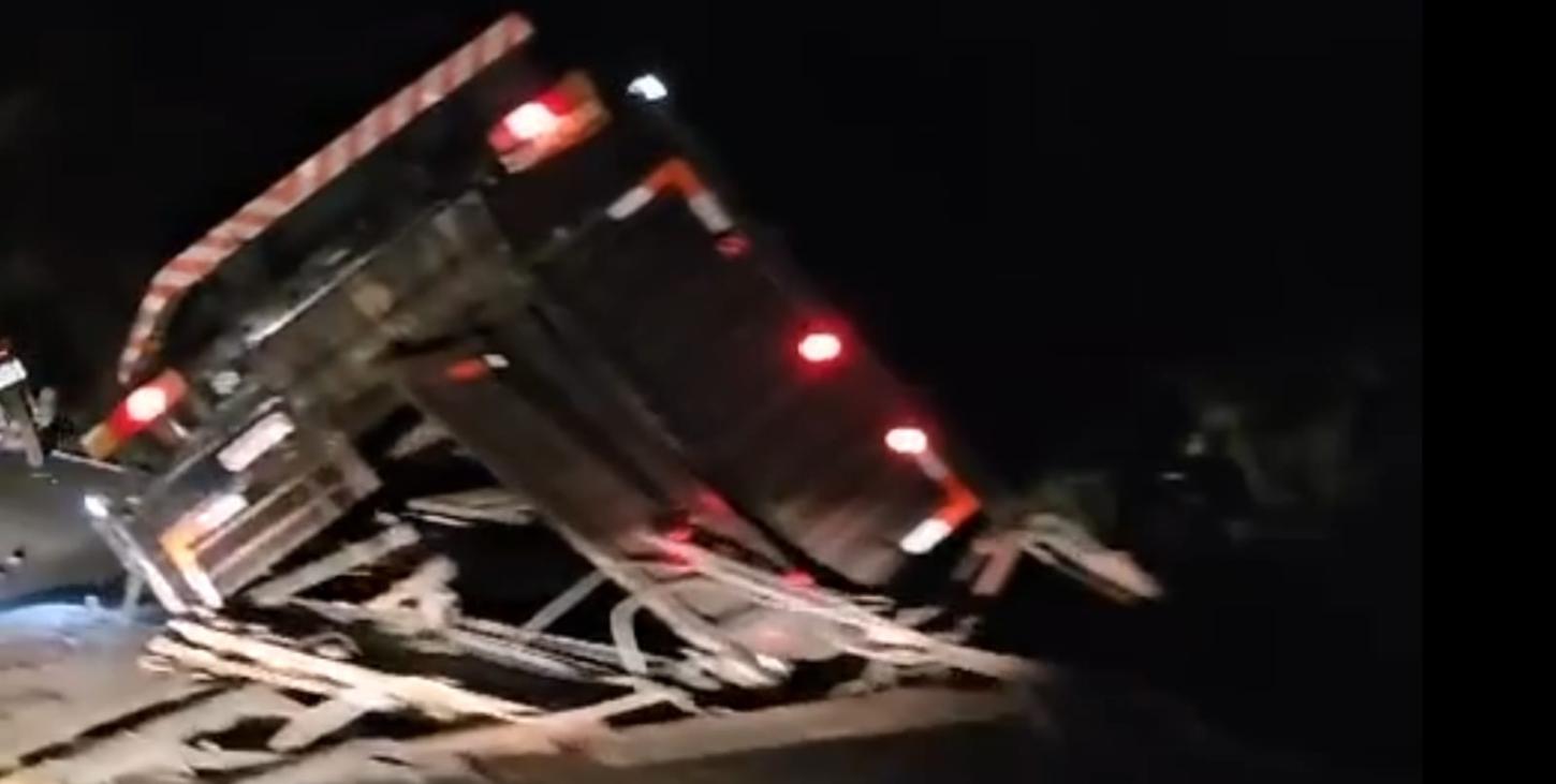 Caminhão carregado com bovinos tomba e interdita parcialmente rodovia em Jacupiranga