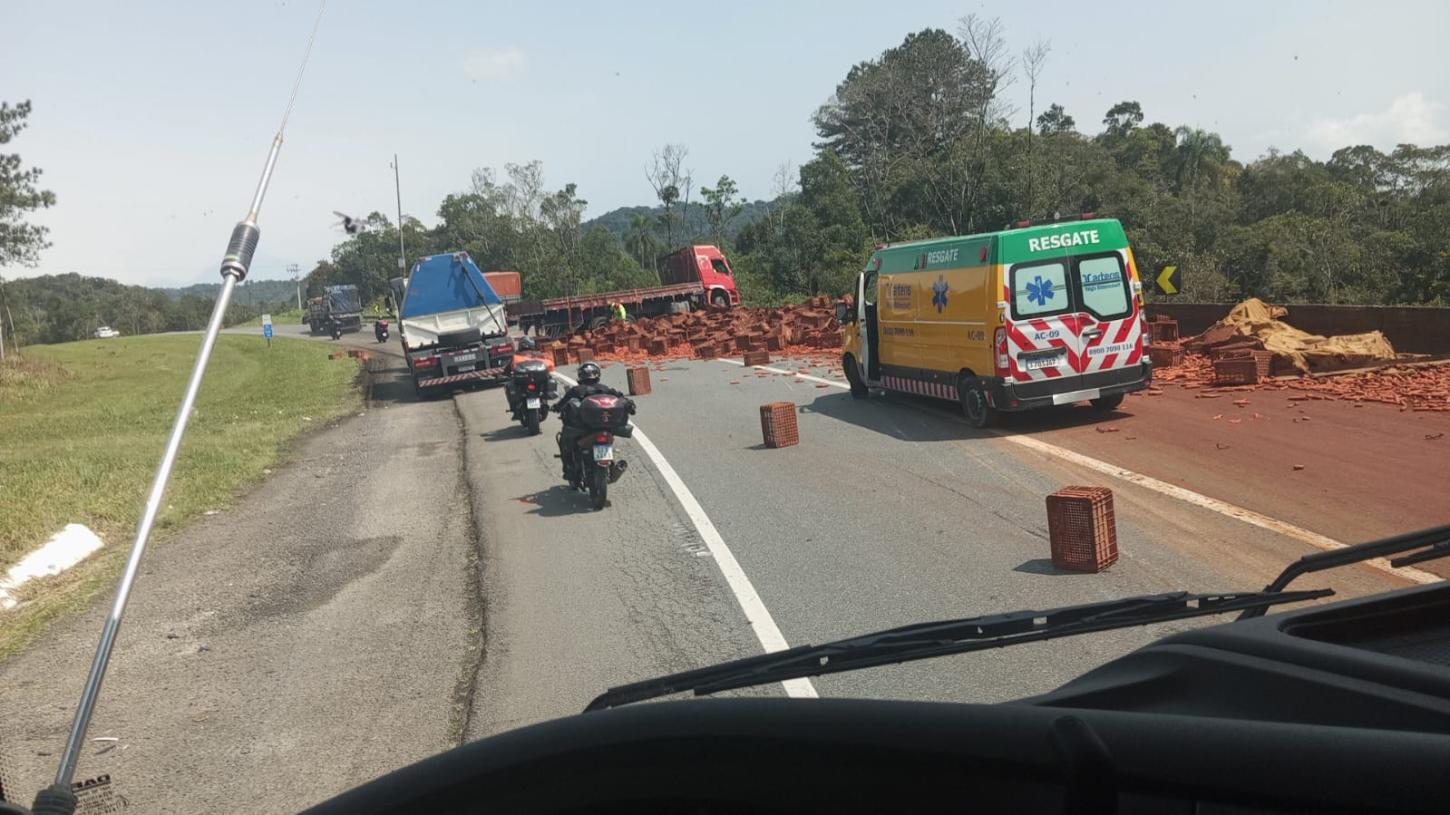 Caminhão colide em objeto fixo e derrama carga na pista; condutor ficou ferido no sinistro