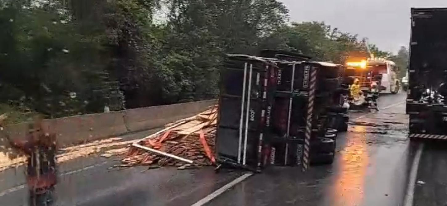 Carreta tomba e condutor fica ferido em Barra do Turvo/SP