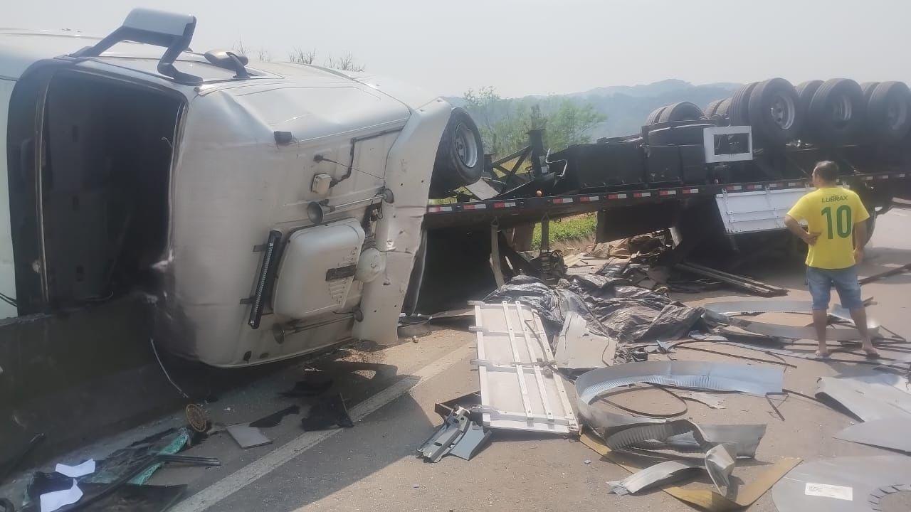 Carreta tomba na Régis Bittencourt e causa congestionamento em Miracatu
