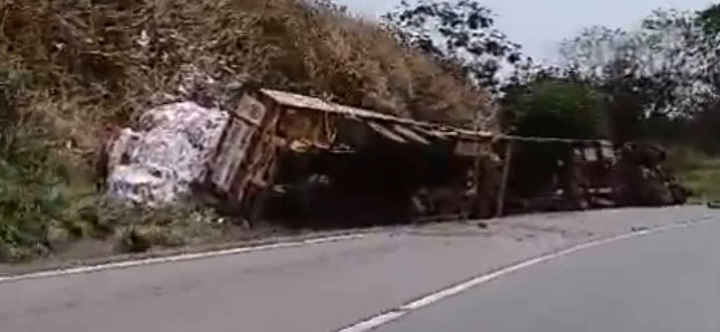 Carreta tomba na rodovia Régis Bittencourt e provoca interdição parcial de pista