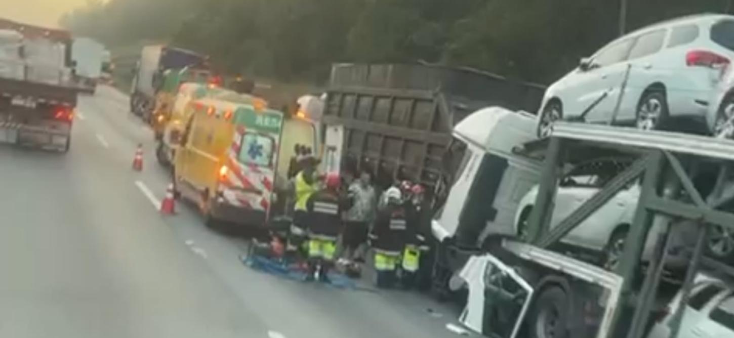 Colisão entre carretas deixa ferido na Régis Bittencourt
