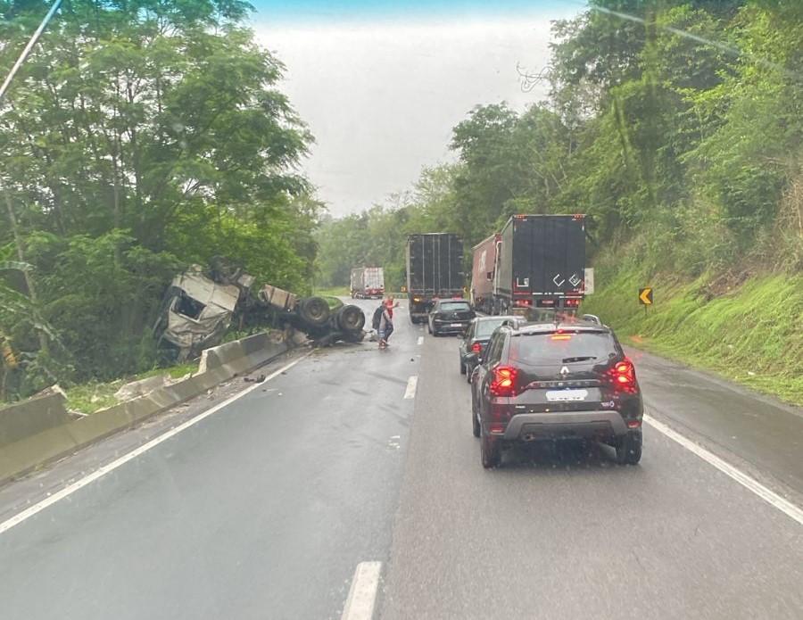 Acidente em trecho da Régis Bittencourt provoca interdição de uma faixa