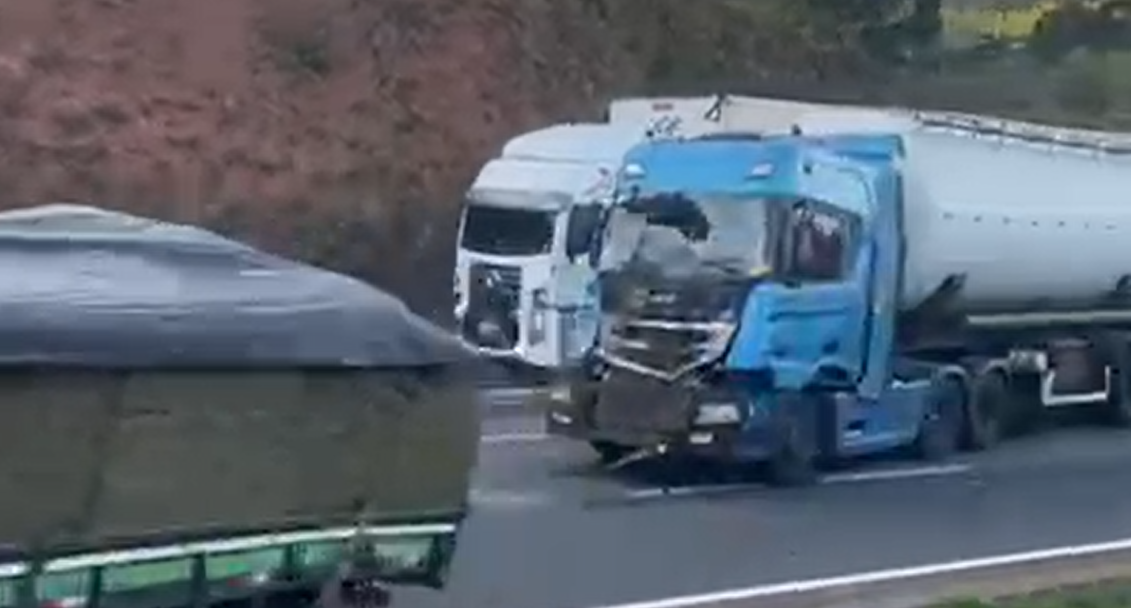 Acidente entre caminhão e carreta causa congestionamento na Fernão Dias