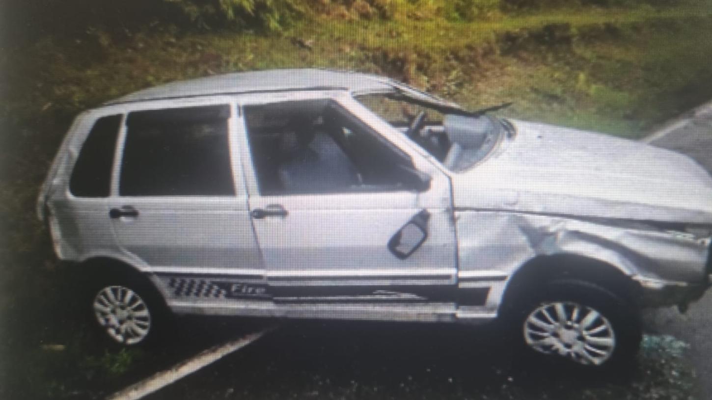 Automóvel capota na SP-079 e condutor fica ferido