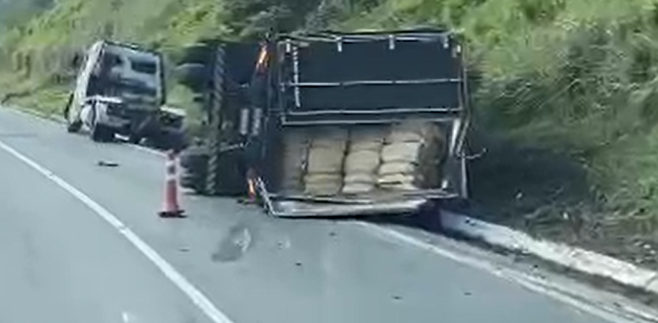 Carreta que transportava papelão tomba na Rodovia Régis Bittencourt