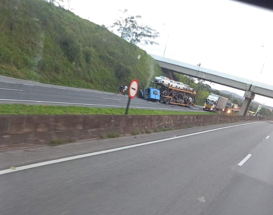 Colisão traseira entre duas carretas é registrada em trecho de rodovia federal, no Vale do Ribeira