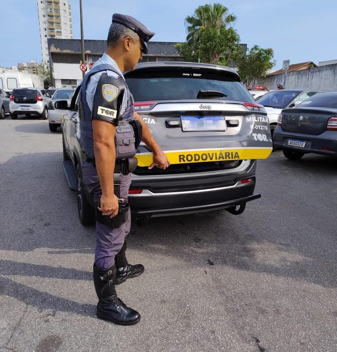 Mulher procurada por roubo é presa durante abordagem policial em Praia Grande/SP