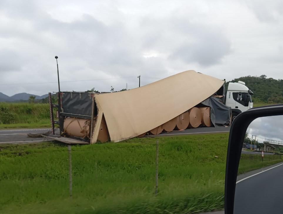 Acidente com carreta provoca interdição de pista em rodovia do Vale do Ribeira