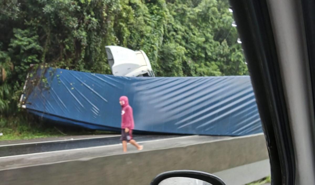 Acidente com duas carretas provoca interdição de pista, em Miracatu (SP)