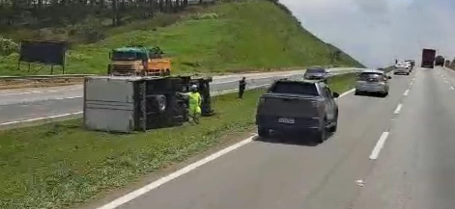 Caminhão tomba em canteiro central da Fernão Dias