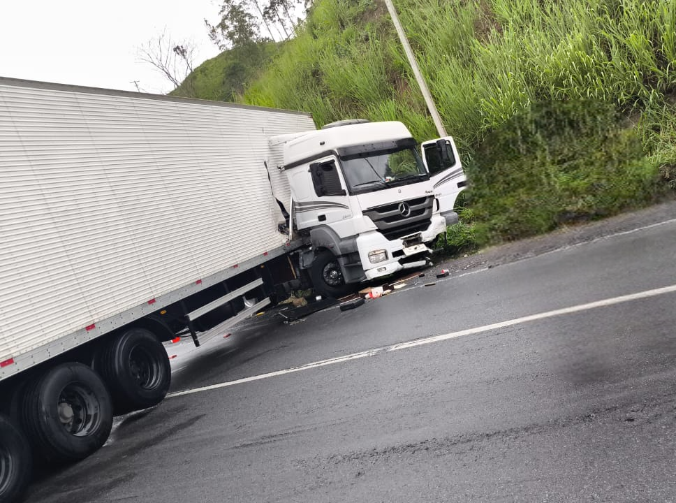 Carreta perde o controle e fica em posição de 