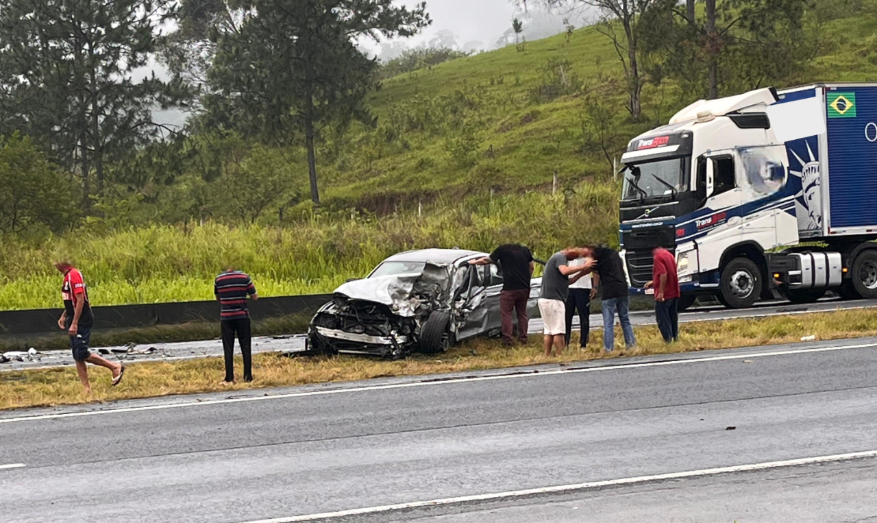 Colisão deixa um ferido na Régis Bittencourt, em Miracatu-SP