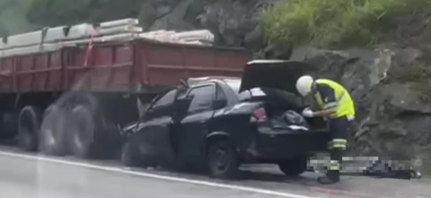 Colisão entre carro e carreta na Régis Bittencourt deixa um morto e três feridos em SP