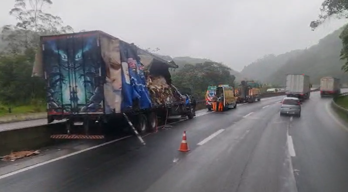 Engavetamento com cinco veículos causa congestionamento na Régis Bittencourt