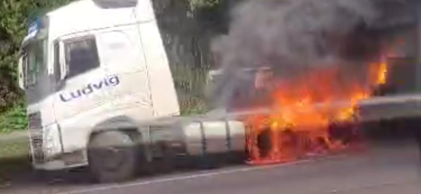 Incêndio em carreta interdita pista de rodovia federal e gera 10 km de congestionamento