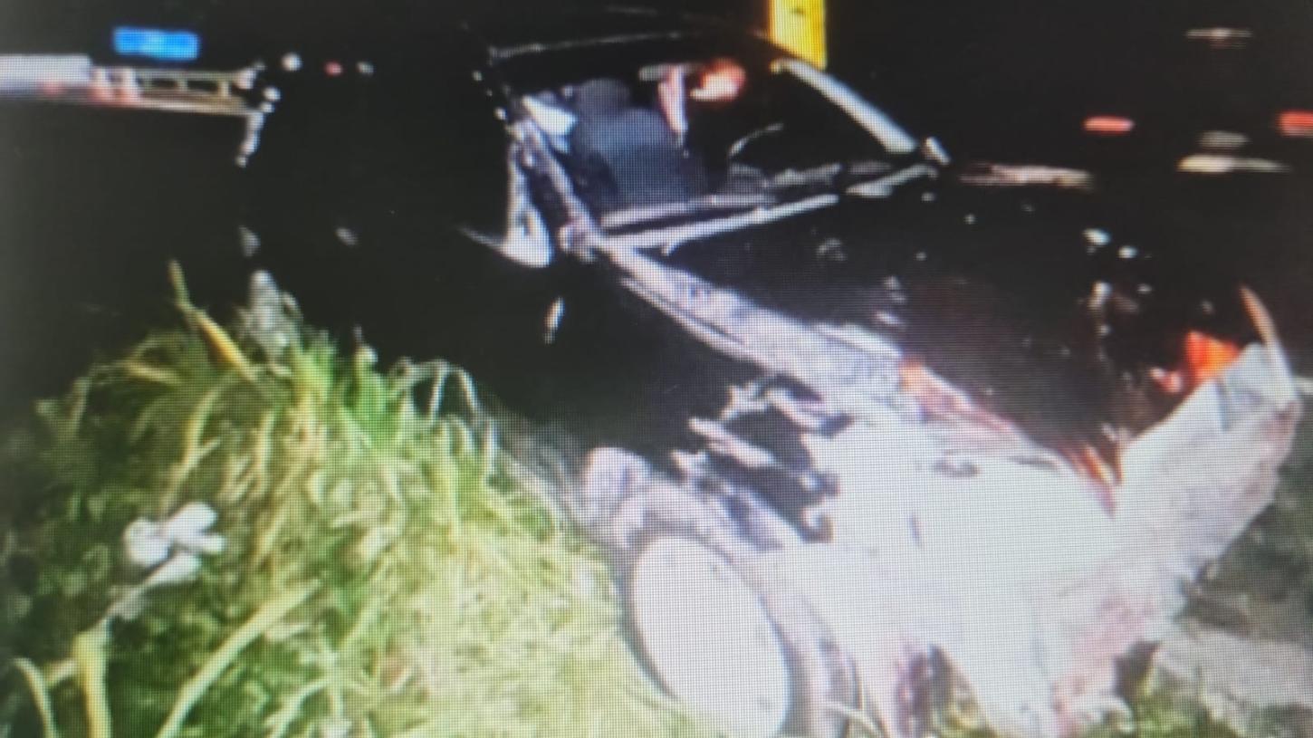 Motorista fica ferido após carro sair da pista e colidir com árvore em Sete Barras (SP)