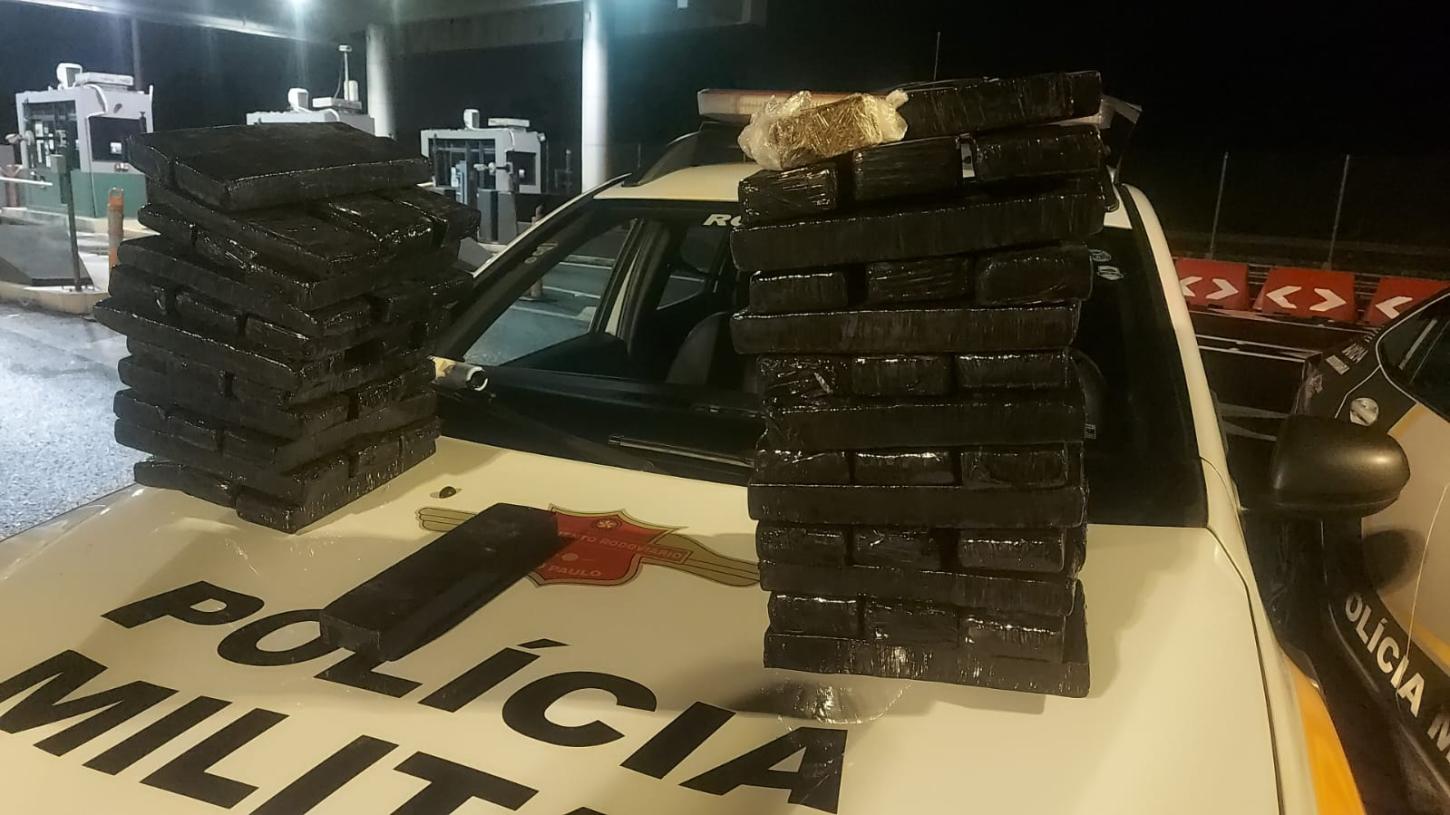 PM Rodoviária apreende mais de 70 tabletes de drogas em fiscalização na SP-055