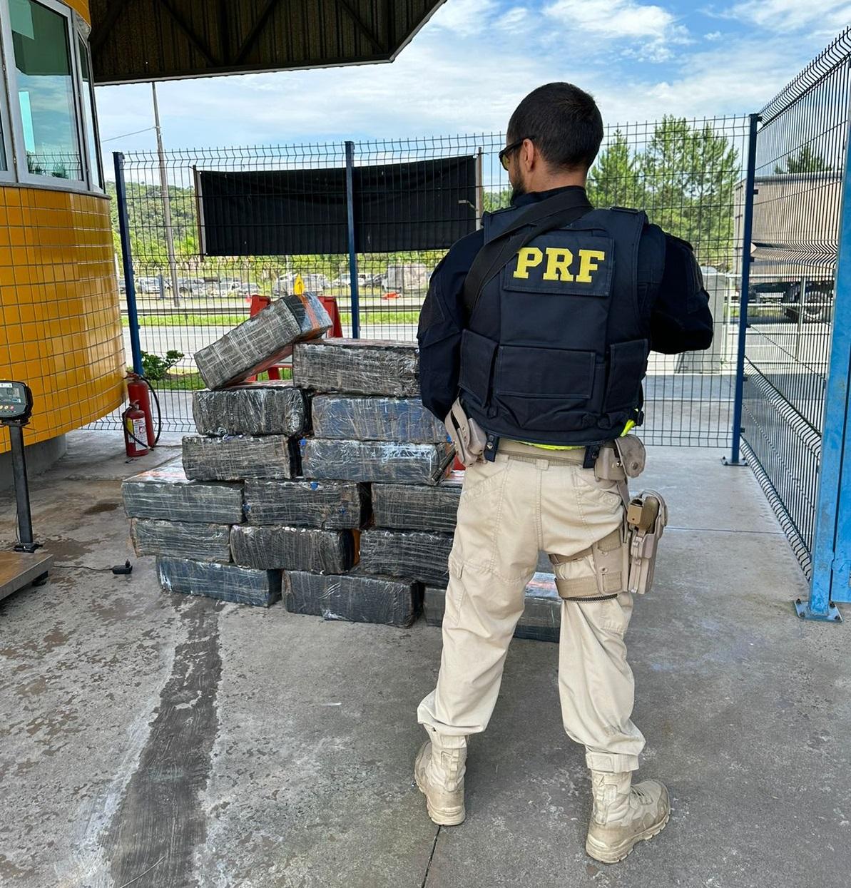 PRF e PF apreendem 303 kg de maconha e recuperam veículo com queixa em operação no interior de SP