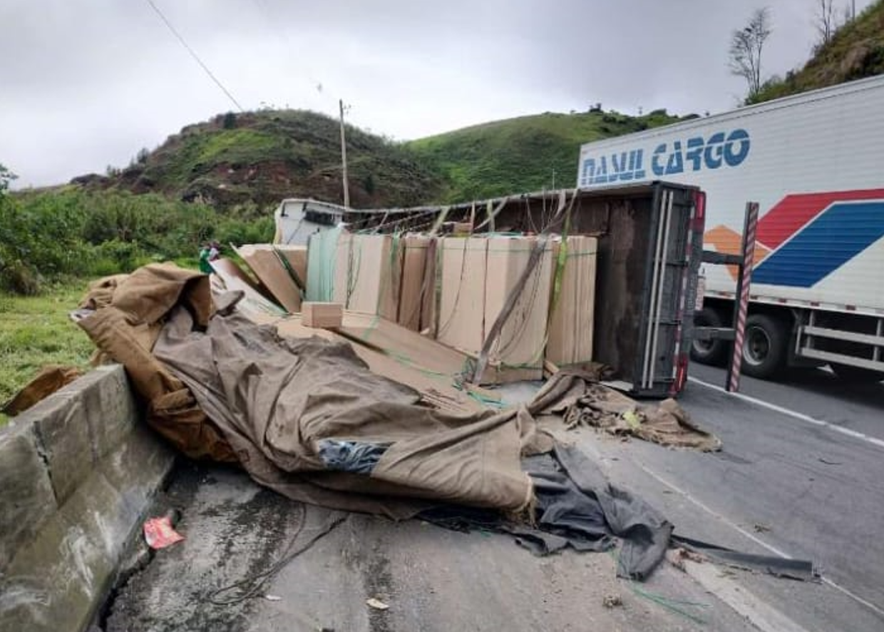 Tombamento com derramamento de carga causa interdição e fila na Régis Bittencourt, em Barra do Turvo/SP