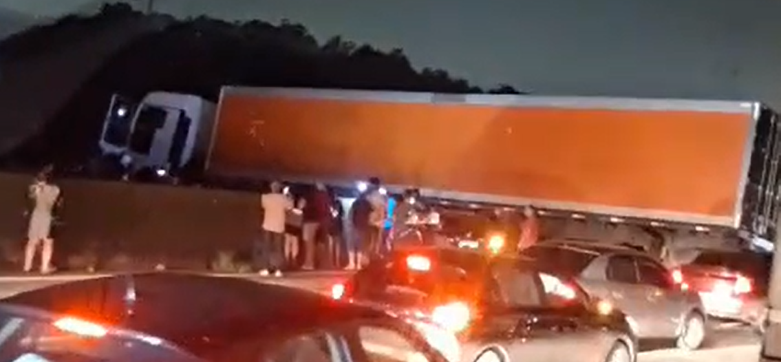 Carreta sem freios provoca acidente na Fernão Dias, em São Paulo/SP