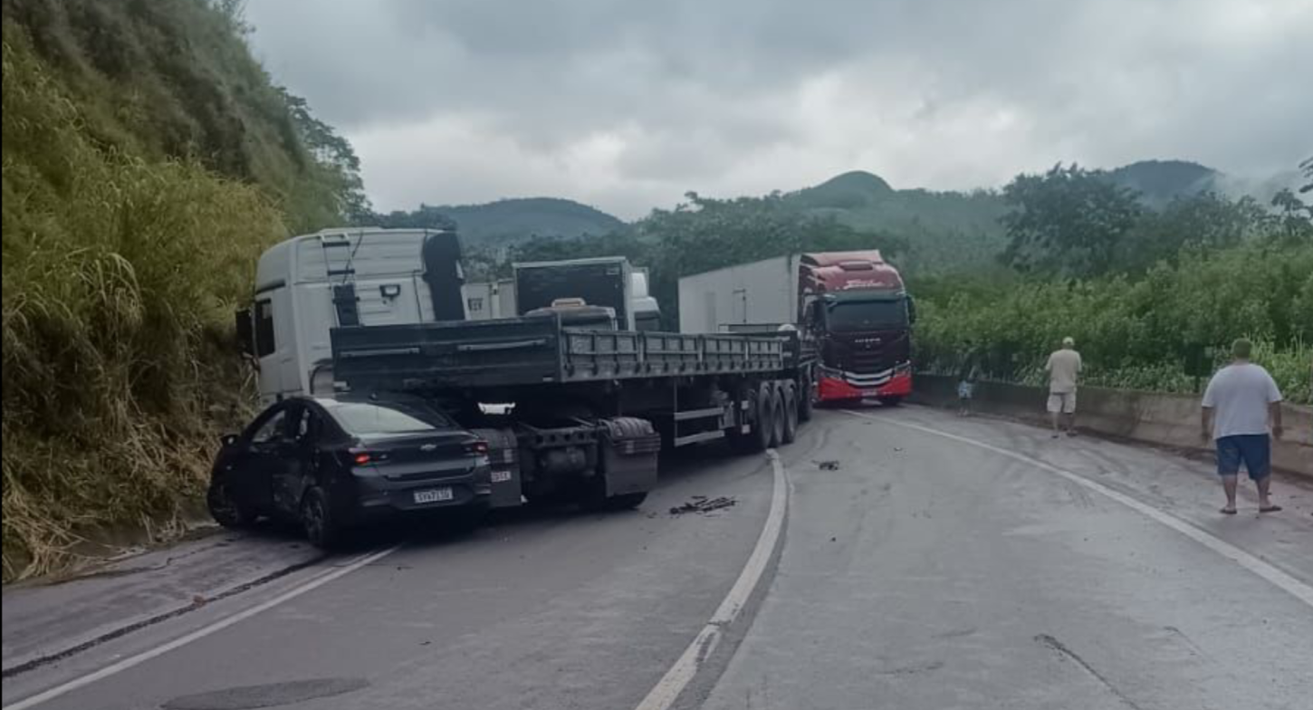 Engavetamento entre veículos provoca interdição em Cajati